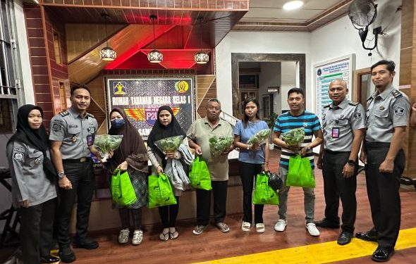 Rutan Samarinda Bagikan Bantuan ke Keluarga Warga Binaan dan Kurang Mampu