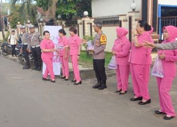 Polres Kubar Berbagi Takjil ke Warga