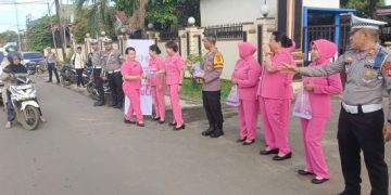 Polres Kubar Berbagi Takjil ke Warga