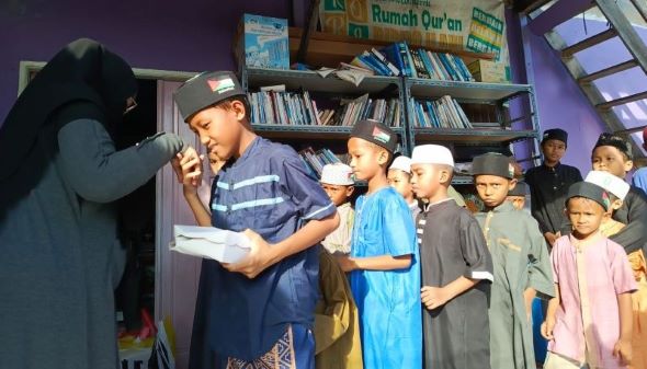 IKA SMADA 93 Berbagi Takjil di Rumah Quran Ridho Ilahi