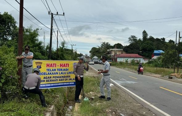 Jasa Raharja Kutai Timur Pasang Spanduk  Imbauan Pengendara Roda 2 dan Roda 4