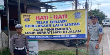 Jasa Raharja Kutim dan Satlantas Polres Samarinda Pasang Spanduk Keselamatan Lalu Lintas