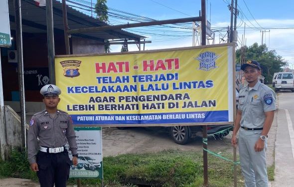 Jasa Raharja Kutim dan Satlantas Polres Samarinda Pasang Spanduk Keselamatan Lalu Lintas