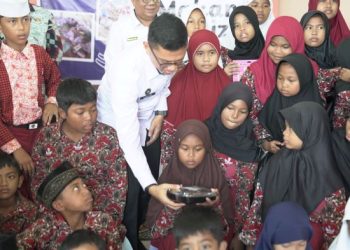 Kantor Imigrasi Kelas I TPI Samarinda Beri Makanan Bergizi Siswa SD