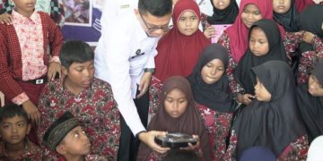 Kantor Imigrasi Kelas I TPI Samarinda Beri Makanan Bergizi Siswa SD