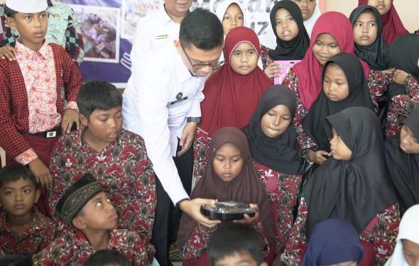 Kantor Imigrasi Kelas I TPI Samarinda Beri Makanan Bergizi Siswa SD