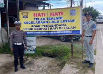 Jasa Raharja Kutai Timur dan Satlantas Polres Kutim Pasang Spanduk Imbauan