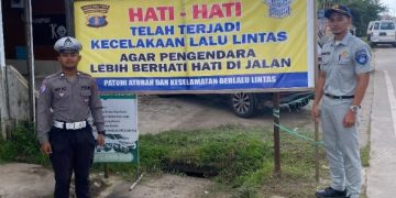 Jasa Raharja Kutai Timur dan Satlantas Polres Kutim Pasang Spanduk Imbauan