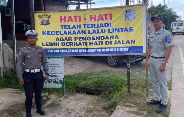 Jasa Raharja Kutai Timur dan Satlantas Polres Kutim Pasang Spanduk Imbauan