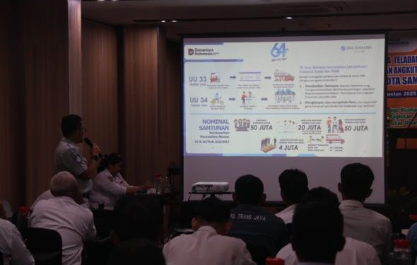 Pengemudi Angkutan Umum Hadiri Kampanye Keselamatan Lalu Lintas