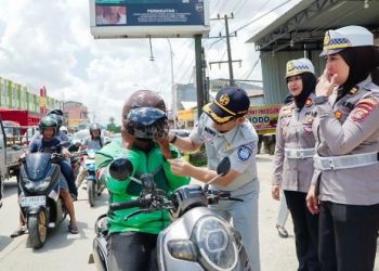 Jasa Raharja dan Satlantas Polresta Samarinda Bagikan Helm
