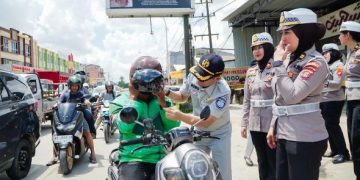 Jasa Raharja dan Satlantas Polresta Samarinda Bagikan Helm
