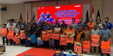 Jasa Raharja Beri Life Jacket Pada Awak Angkutan Kapal di Bontang