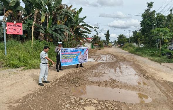 Jasa Raharja Perkuat Upaya Pencegahan Kecelakaan Melalui Pemasangan Spanduk Keselamatan