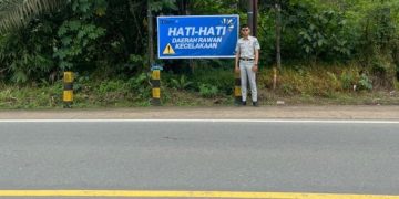 Jasa Raharja Pasang Spanduk Keselamatan Lalu Lintas di Jalan Poros Samarinda-Bontang