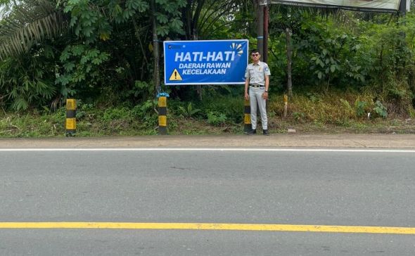 Jasa Raharja Pasang Spanduk Keselamatan Lalu Lintas di Jalan Poros Samarinda-Bontang